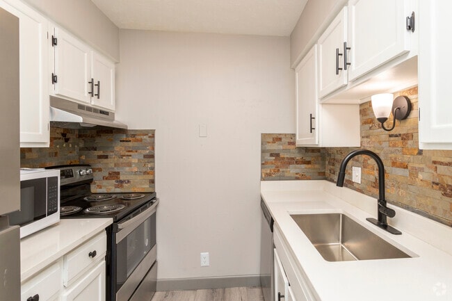 2BR, 1BA - 850SF