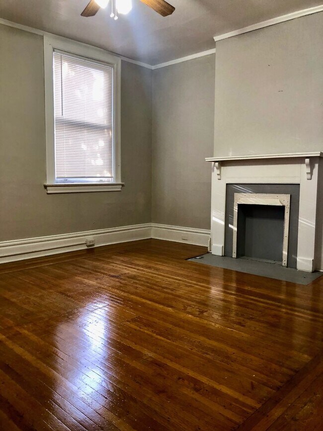 Photo - *** Amazing Shadyside Apartment * Walk to everything * Pet Friendly * Duplex Style Apartment * Lu... Unit 2