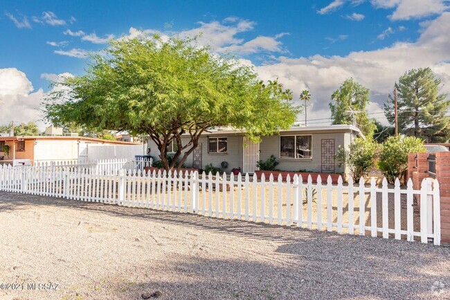 Building Photo - Central 3 Bedroom 2 Bath Home