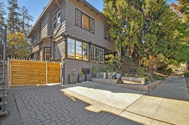 Building Photo - 27 Westall Ave Unit A