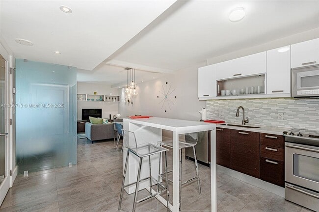 Building Photo - 2301 Collins Ave Unit 723