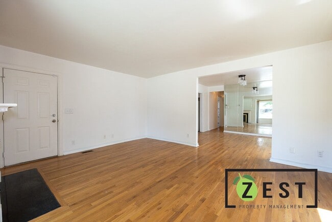 Photo - ***OPEN HOUSE SAT. OCT. 11TH 2025 10-10:30... Unit B - Upper
