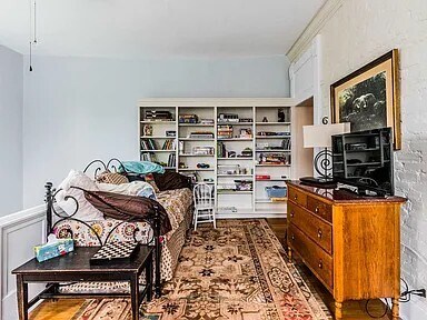 Den - 1338 College St