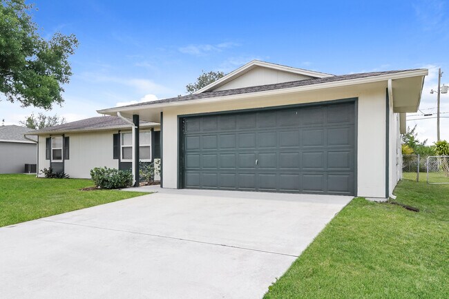 Photo - 1562 SW Calmar Ave