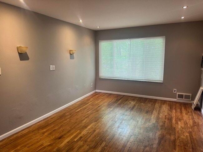 Photo - 4859 Mansfield Ave Unidad 8H