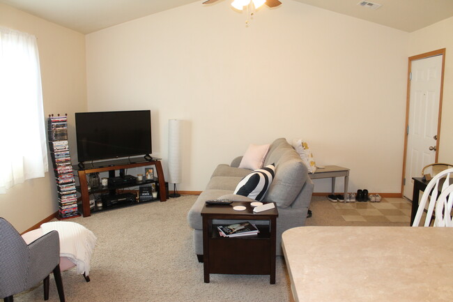 Spacious Living! - 1021 Vattier St Unit 1029 Vattier