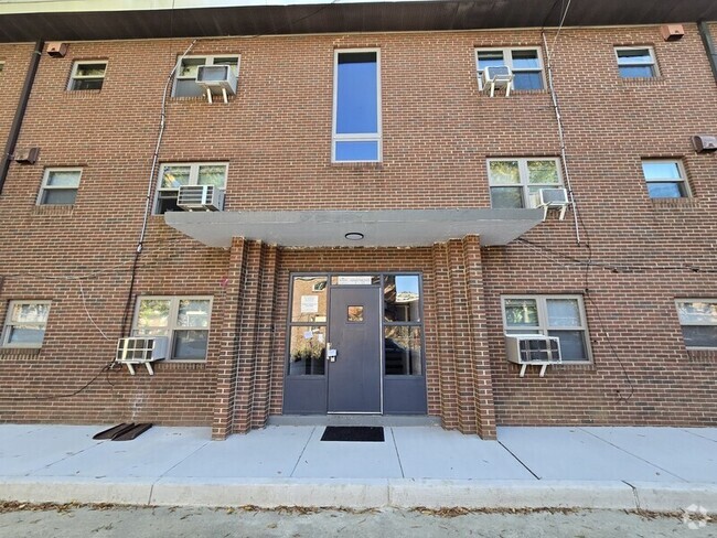 Building Photo - 3916 Chamberlayne Ave Unit 2 Rental