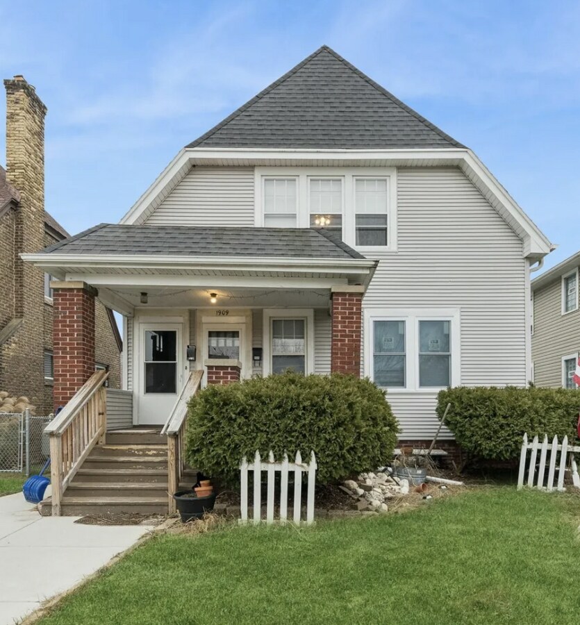 Photo - Lovely 2br upper unit in Racine Unit Upper