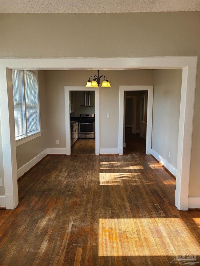 Photo - 112 W La Rua St