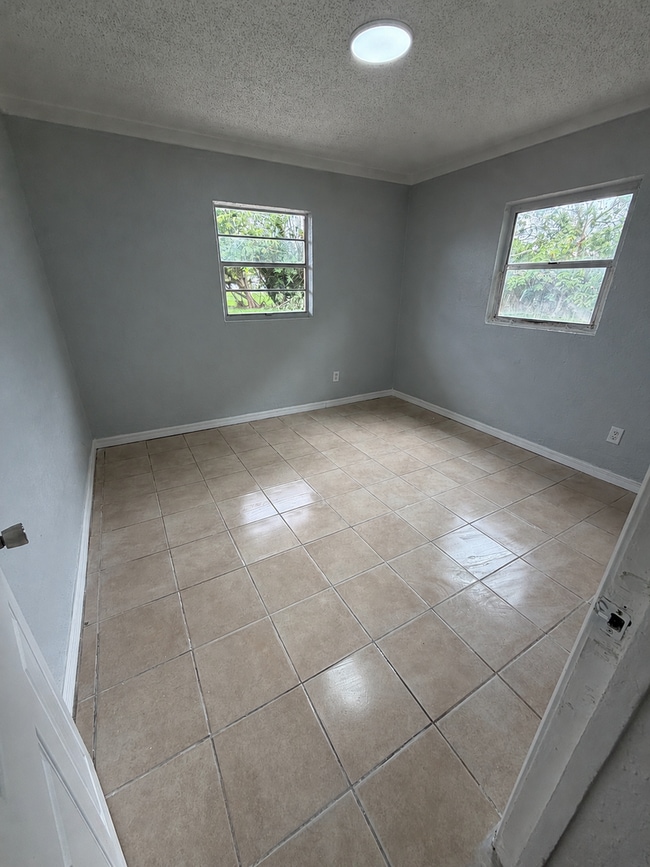 Photo - 2371 Edwin St NE