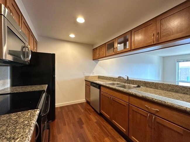 Building Photo - Special OFFER!! One Bedroom in Stadium Rental