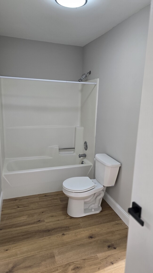 Baño 120J - Homestead Court Townhomes