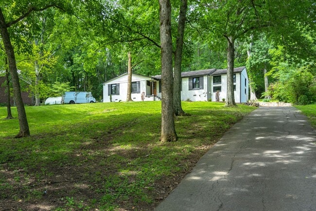 Photo - Amazing 3BE/2BA home in the West Meade & Hillwood Estates area!