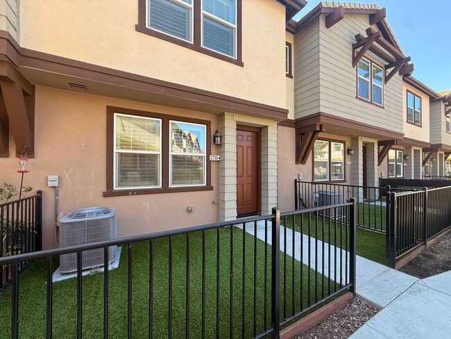 Modern 3BR/2.5BA Townhome in the Heart of ... - Modern 3BR/2.5BA Townhome in the Heart of ...