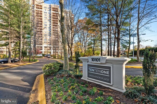 Photo - 10101 Grosvenor Pl Townhome