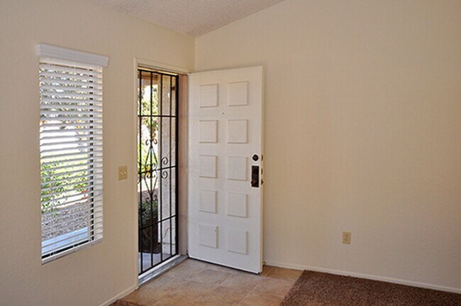 Lovely single level end unit in Tanglewood... - Lovely single level end unit in Tanglewood... House