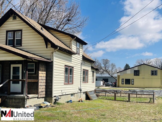 Photo - 5 bedroom, 2.5 bath home located on the We...