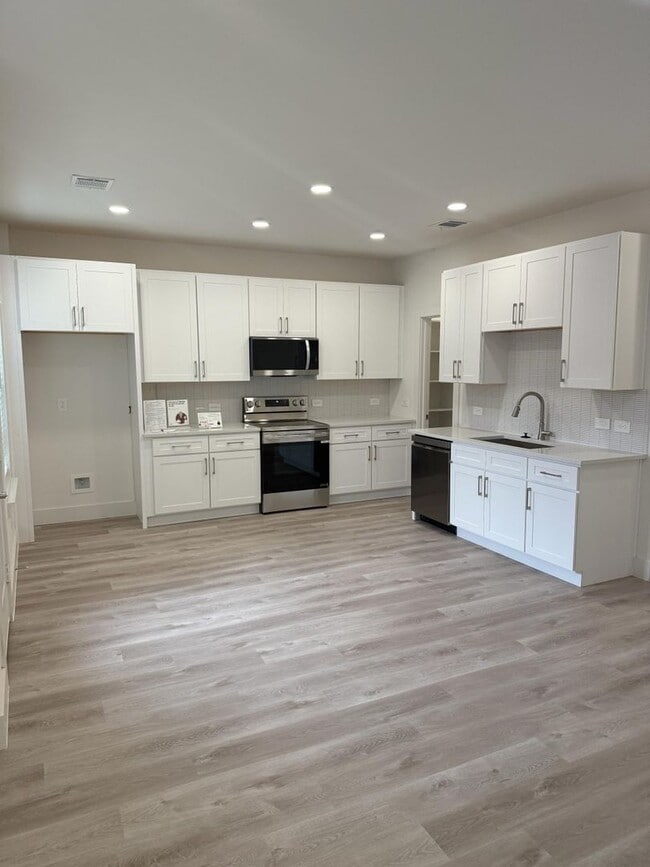 Building Photo - 144 Pinkie Holmes Dr