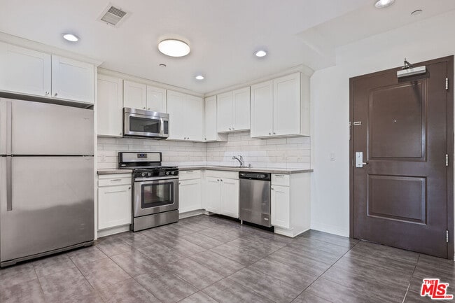 Photo - 1061 S Oxford Ave Unit 403