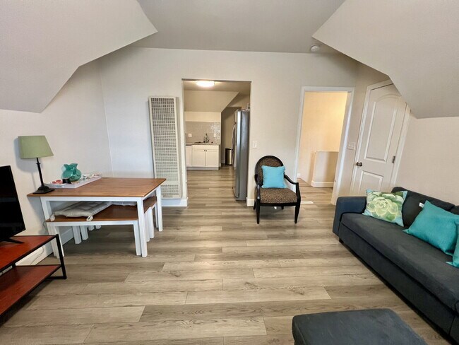 Photo - Short-term furnished apartment! Unidad B