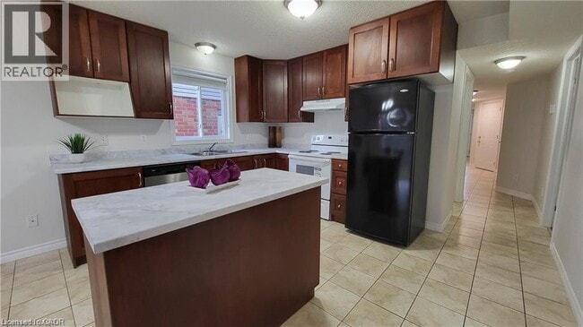 Photo - 128 Udvari Crescent