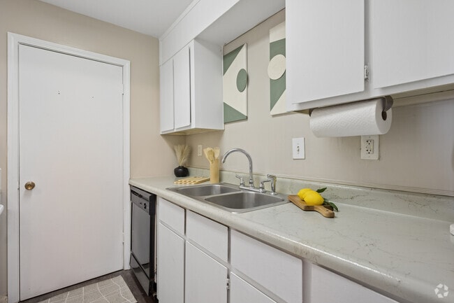 Model - 2BR, 1BA - 828SF - Kitchen - Hartwell Cove Apartments