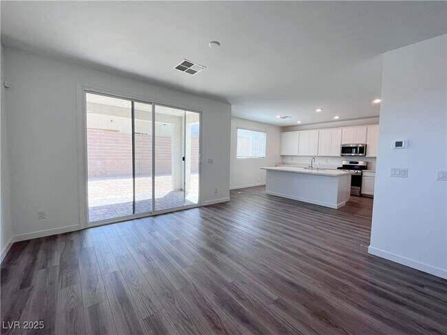 Photo - 2942 Gaffer Film St House