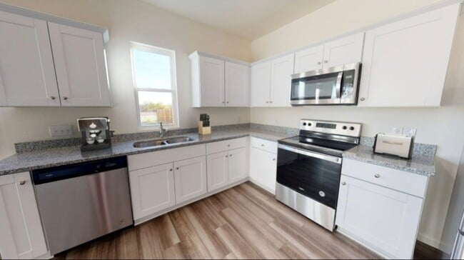 Photo - 998 Delta Cres