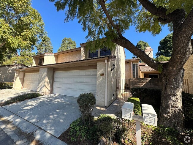 Building Photo - Remodeled County Square Villa Townhome- Fe...