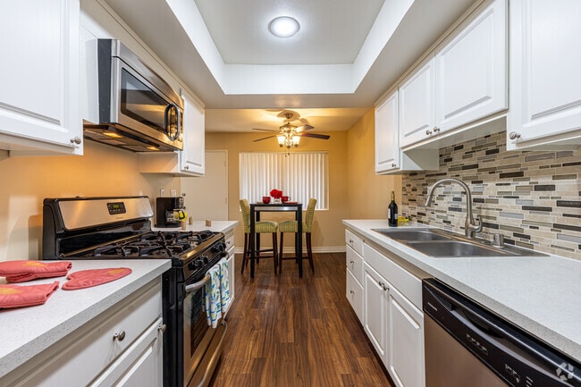 1BR, 1 BA - 710SF - Kitchen