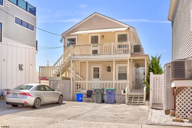 Building Photo - 2407 Oberon Ave Unit B Rental
