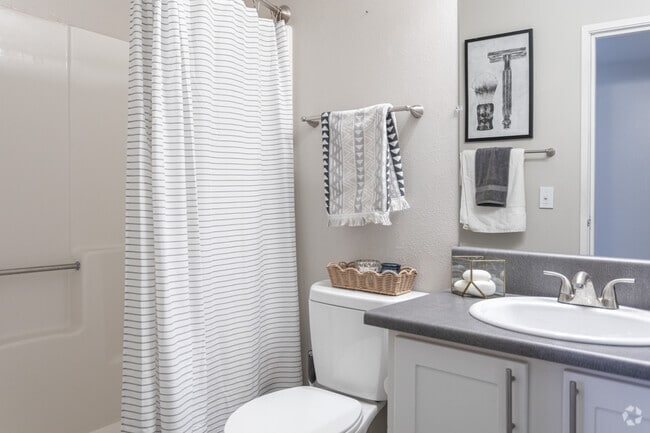 2BR, 2BA - 980SF - Primary Bathroom