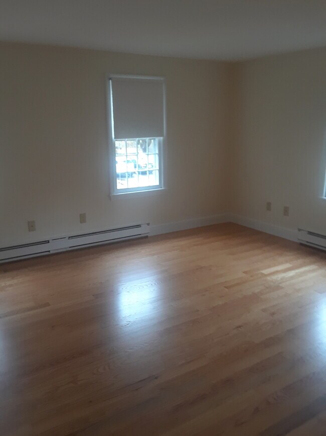 Living room - 37 Summit St Unit 37 Summit Street