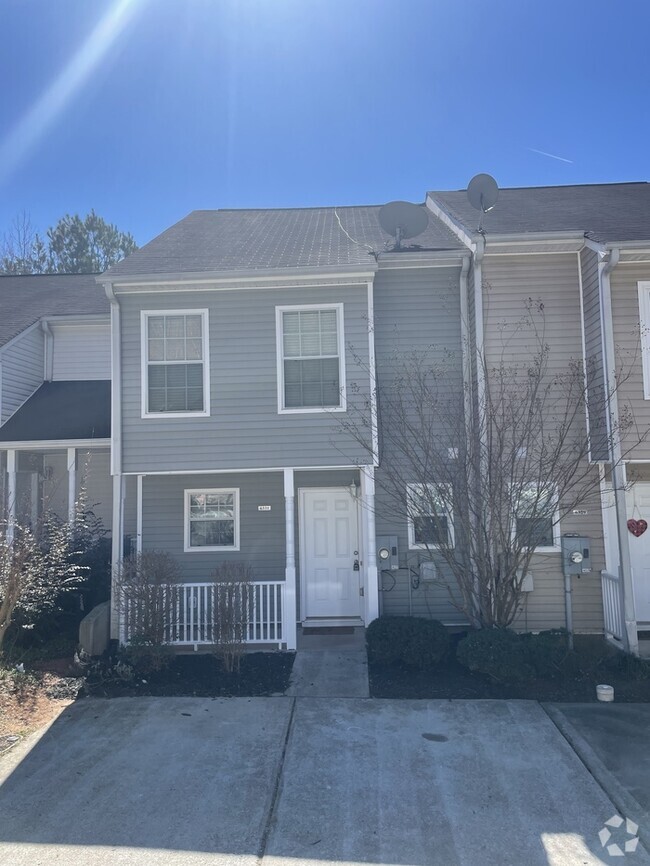 Building Photo - Spacious Townhome, New flooring!