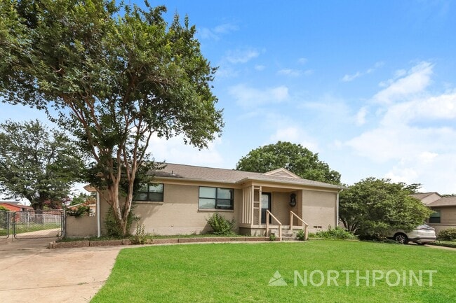 Building Photo - 3 BR/2BA | Updated Single Family Home | Large backyard