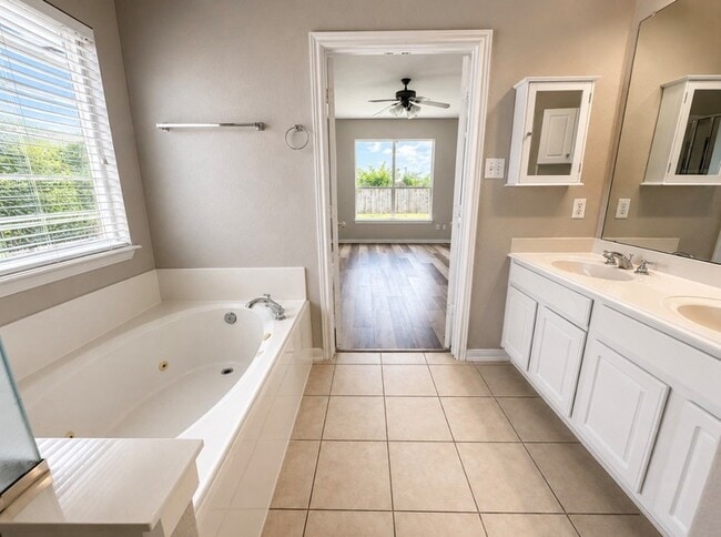 Photo - 810 Hollyhock Dr