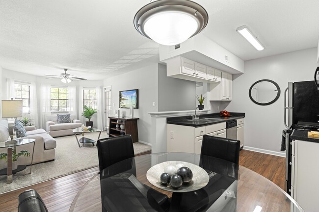 Kitchen - Franklin Woods - Students: Save up to 10%! Apartments