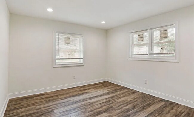 Photo - 217 12th St W