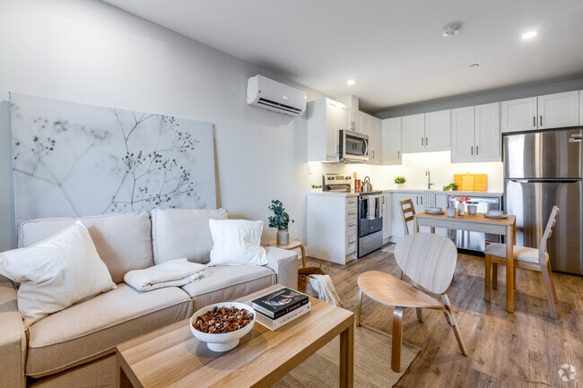 Interior Photo - 38 King Street W