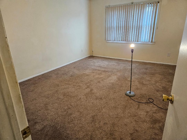 Photo - 812 N Oaks Blvd