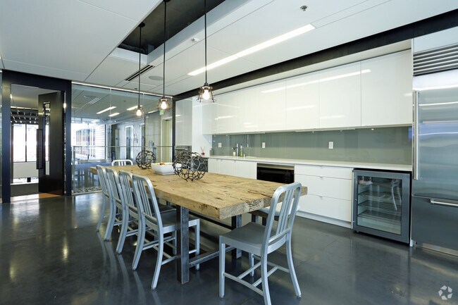 Photo - 8th + Republican