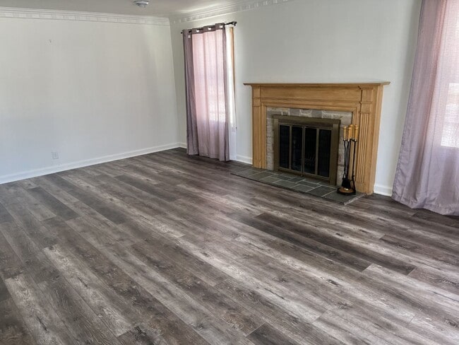 Photo - Single Family Home for Rent in Wauwatosa