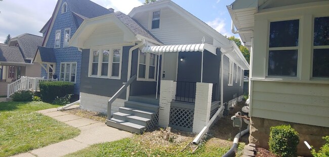 Building Photo - 1711 S 85th St