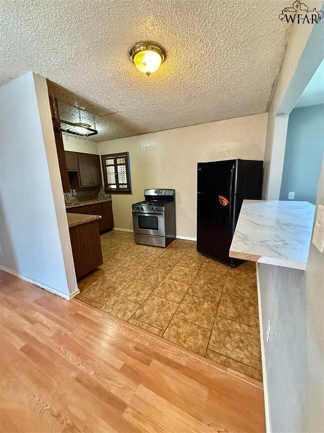 Photo - 1405 Tanbark Rd