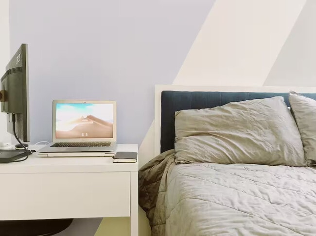 Building Photo - Furnished room/NOT APARTMENT