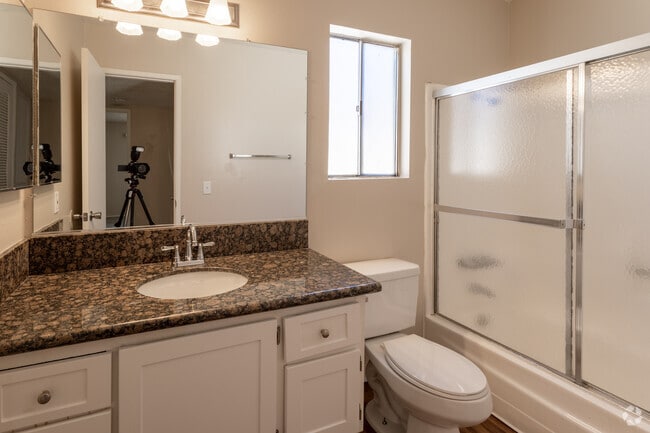 1BR, 1BA - 690 SF