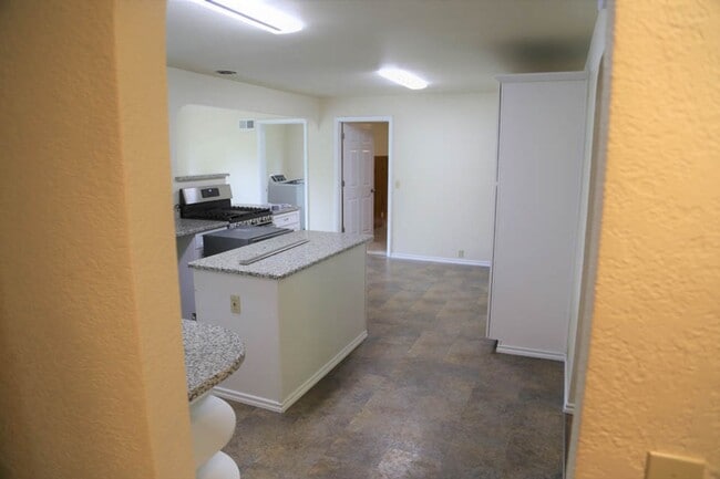 Photo - Seriously Spacious 5 bed 2 bath 36x20 Shop Garden Shed