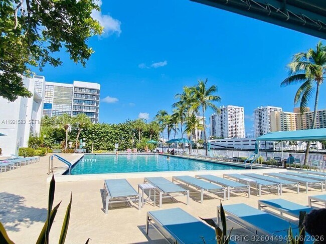Photo - 1000 Parkview Dr Unit 316