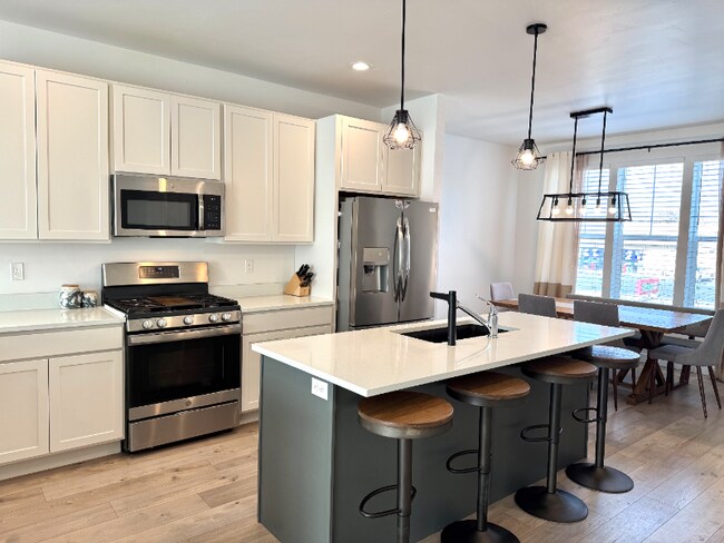 Building Photo - 811 E 975 N