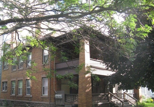 Building Photo - 916 W 9th St Unit West
